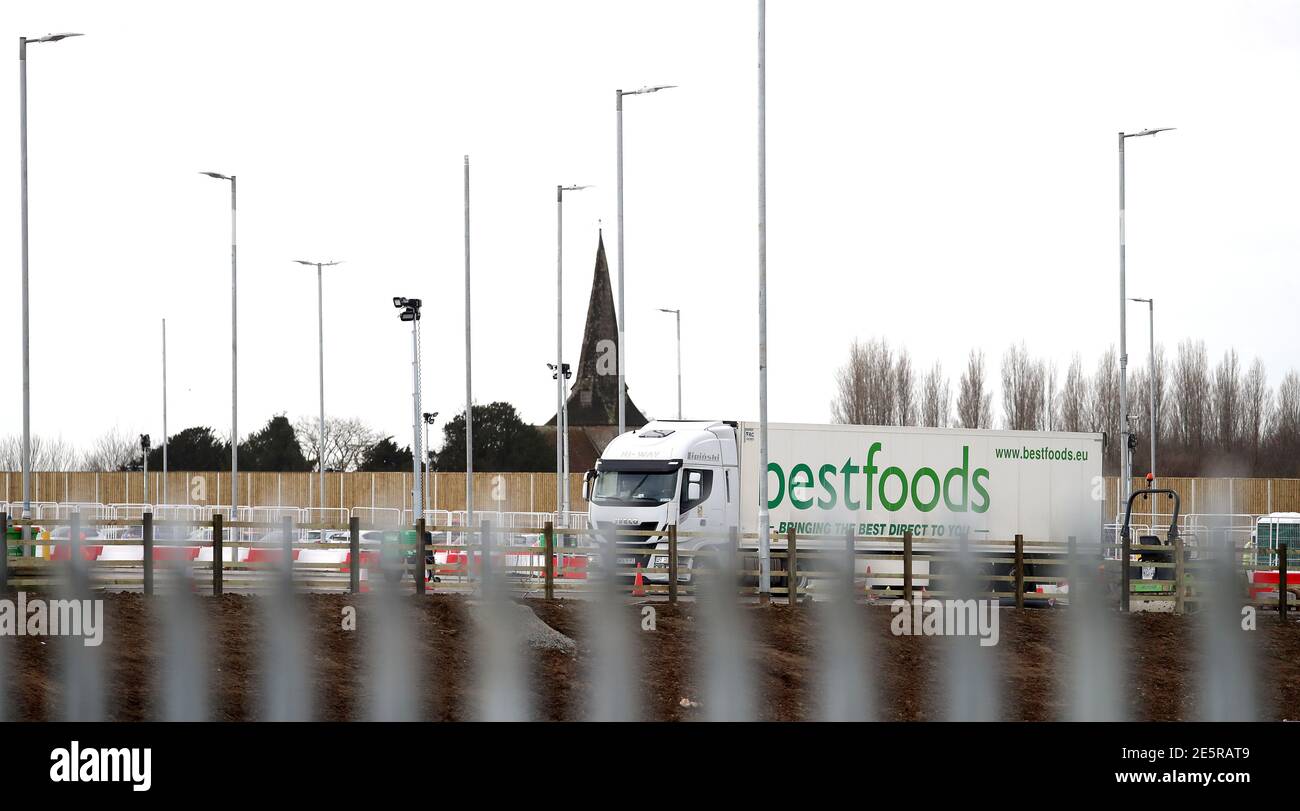 Ein LKW fährt zur Sevington Inland Border Facility für COVID-Tests in Ashford, Kent, wo die Arbeiten bis zur Eröffnung im nächsten Monat fortgesetzt werden. Stockfoto