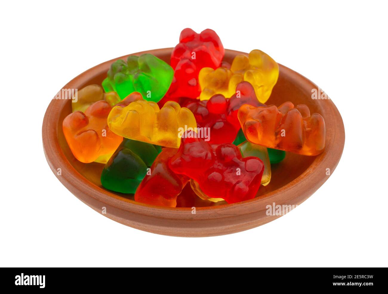 Seitenansicht Schüssel mit bunten Gummibären Zucker Süßigkeiten isoliert auf einem weißen Hintergrund. Stockfoto