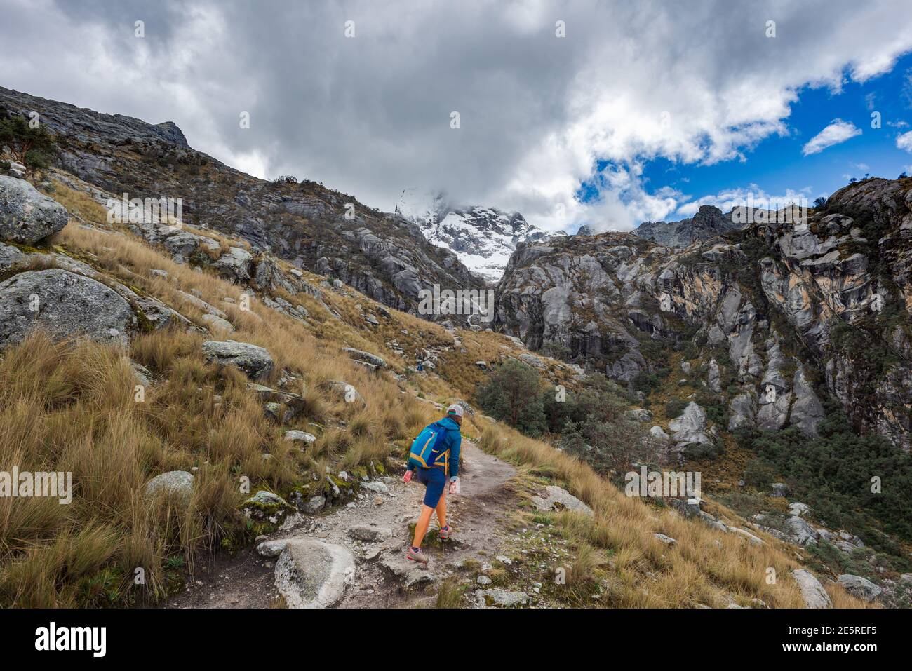 Eine Frau Wanderer auf dem Weg zum Churup See, Cordillera Blanca, Huascaran Nationalpark, Ancash, Peru. April 2018. Stockfoto