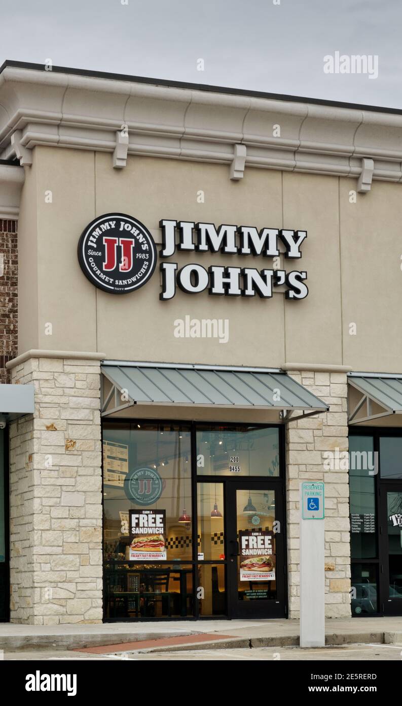 Humble, Texas USA 01-01-2020: Jimmy Johns Storefront in Humble, TX im vertikalen Format. American Sandwich Fast Food Restaurantkette, gegründet 1983. Stockfoto