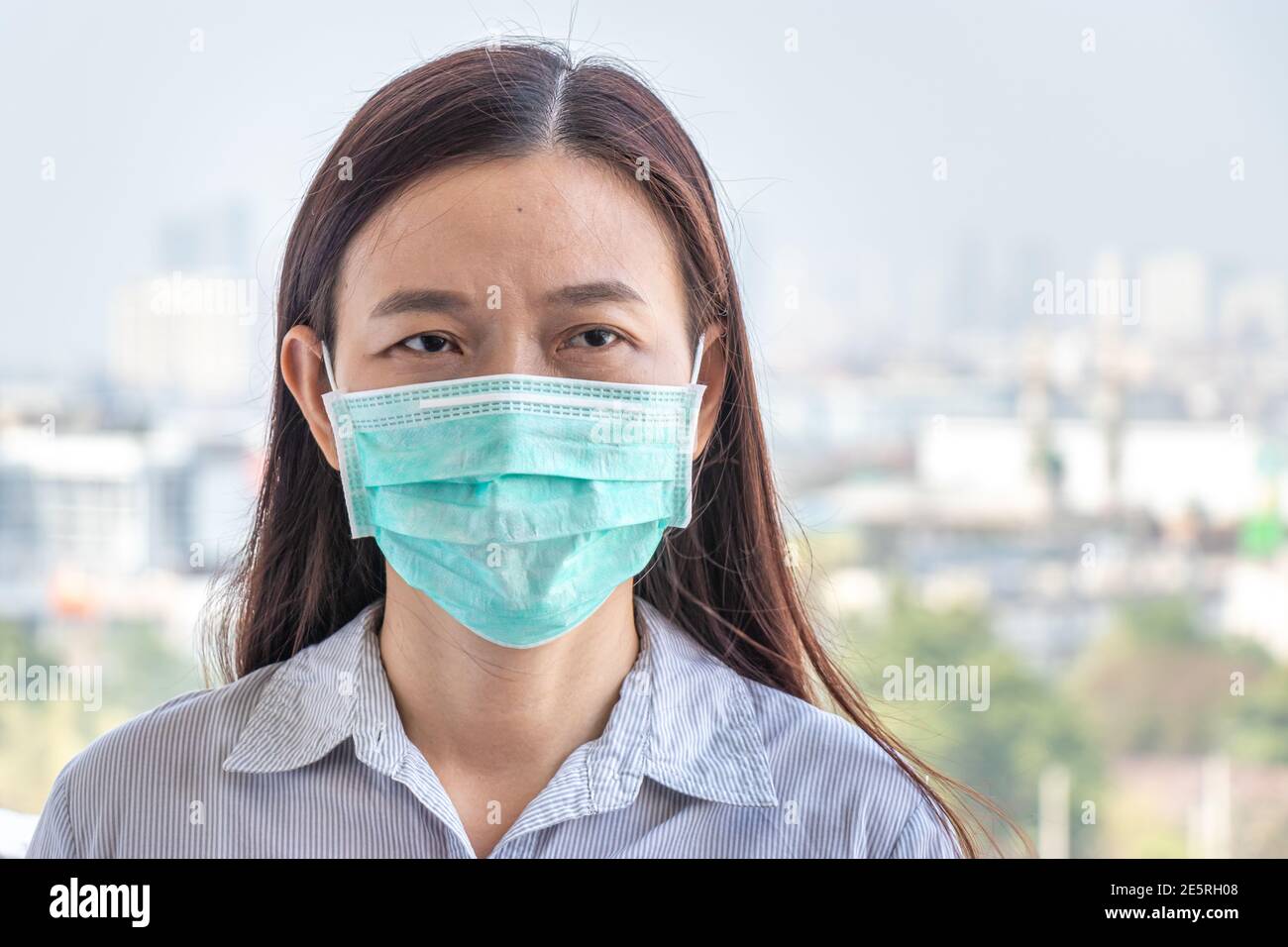 Asiatische Frau trägt hygienische schützen Gesichtsmaske COVID-19, Coronavirus-Infektion zu verhindern, während außerhalb von zu Hause während covid Virus-Epidemie Übertragung Stockfoto