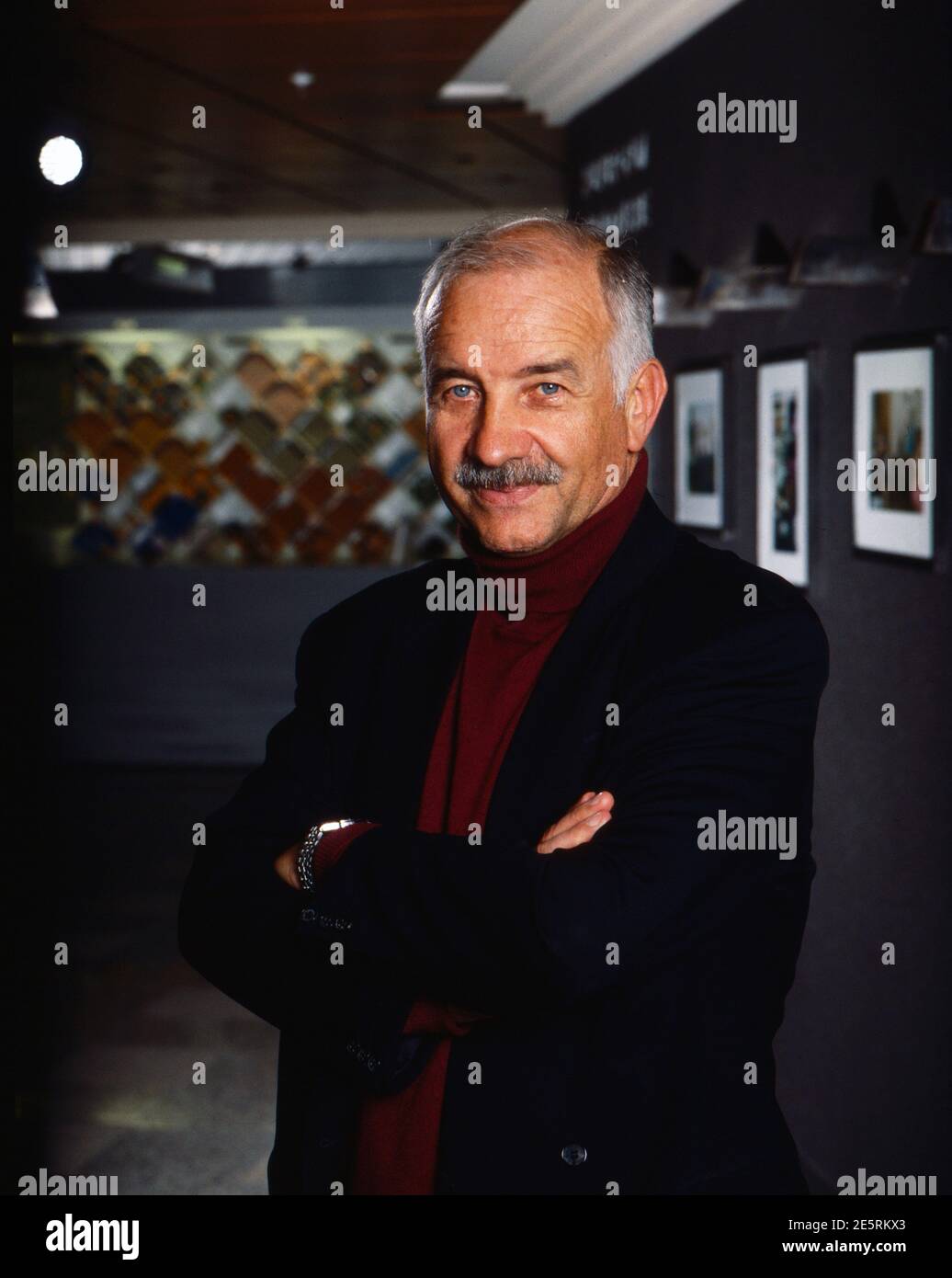 Meine Bildergeschichte, Armin Mueller-Stahl, deutscher Schauspieler, interpretiert das Gemälde 'die Macht der Musik' von Oskar Kokoschka, Deutschland 1991. Stockfoto