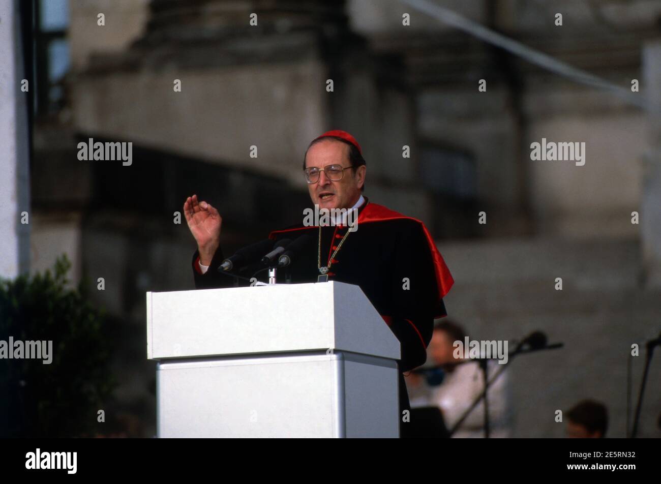 JOACHIM KARDINAL MEISNER, deutscher Theologe, Erzbischof von Köln, 1990. JOACHIM KARDINAL MEISNER, deutscher Theologe, Erzbischof von Köln, 1990. Stockfoto