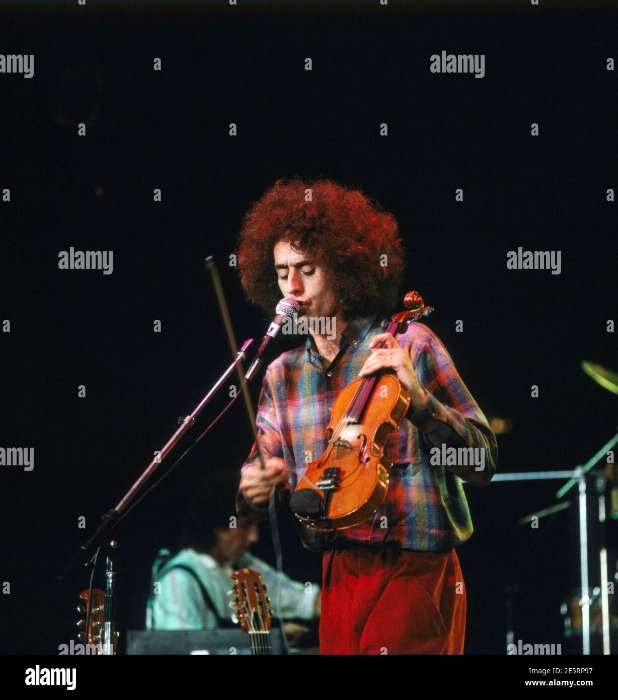 ANGELO BRANDUARDI, italienischer Musiker und Sänger, ein Cantautore, bei einem TV-Auftritt, 1979. ANGELO BRANDUARDI, italienischer Musiker und Sänger, A Cantautore, TV-Performance, 1979. Stockfoto