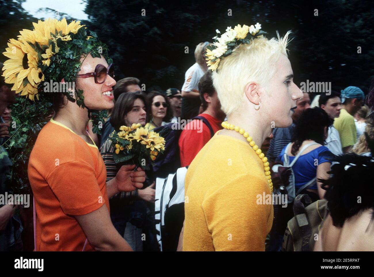 Junge Leute bei der Love Parade in Berlin, 1999. Junge Menschen bei der Love Parade in Berlin, 1999. Stockfoto