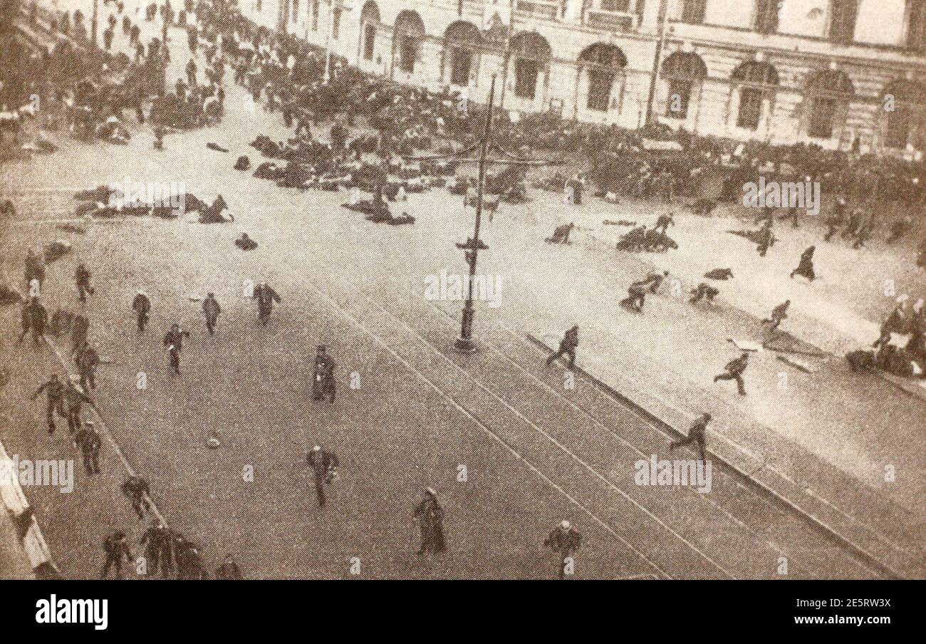 Die Erschießung einer Demonstration am 4. Juli 1917 in Petrograd (St. Petersburg, Russland). Stockfoto