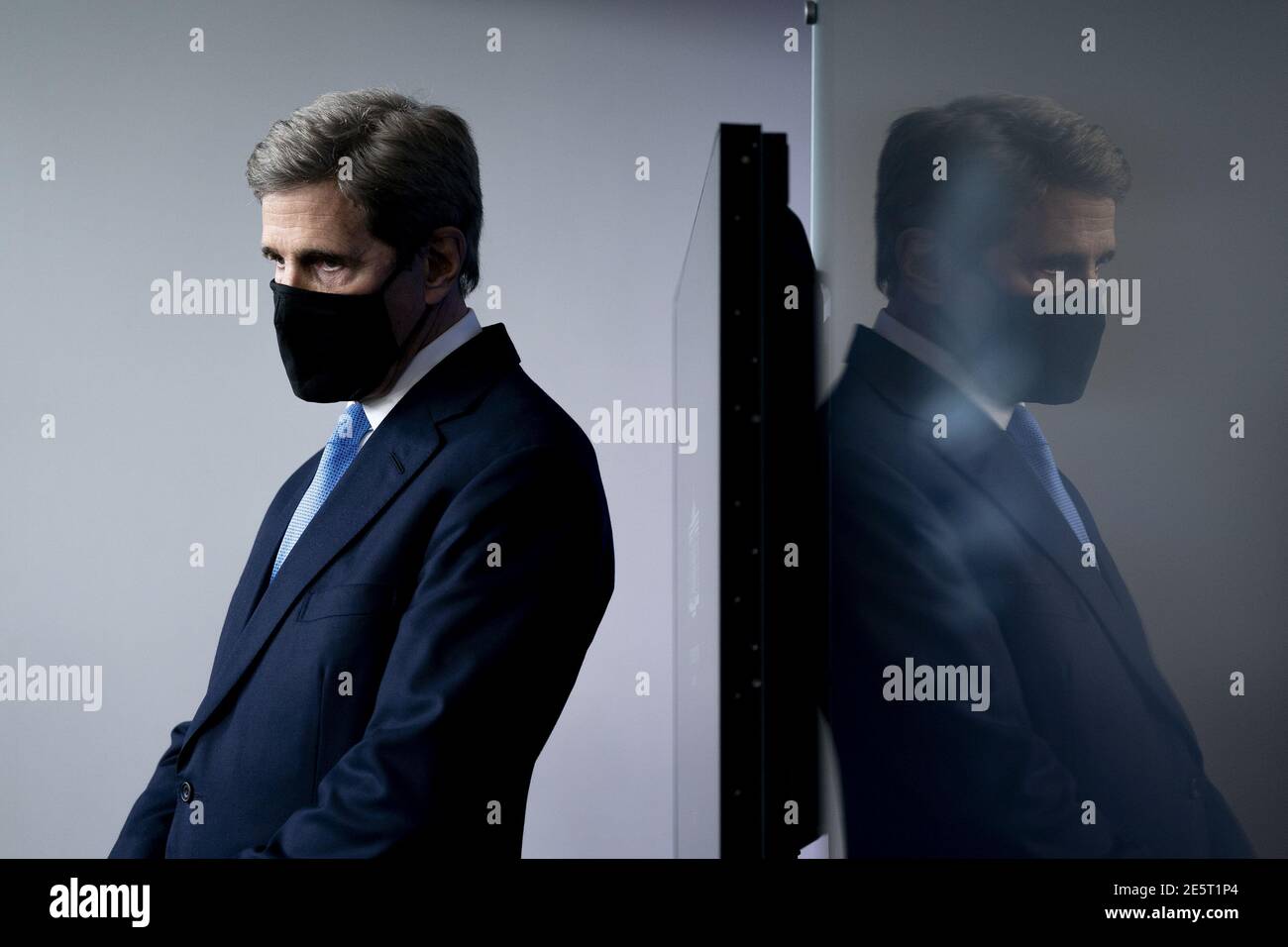 Washington, Usa. Januar 2021. John Kerry, Sonderbeauftragter des Präsidenten für Klima, trägt eine Maske, während er auf eine Pressekonferenz im James S. Brady Press Briefing Room im Weißen Haus in Washington, DC, USA, am Mittwoch, 27. Januar 2021 wartet. US-Präsident Joe Biden wird voraussichtlich heute Nachmittag Exekutivmaßnahmen zur Bekämpfung des Klimawandels, zur Schaffung von Arbeitsplätzen und zur Wiederherstellung der wissenschaftlichen Integrität unterzeichnen. Foto von Stefani Reynolds/UPI Kredit: UPI/Alamy Live Nachrichten Stockfoto