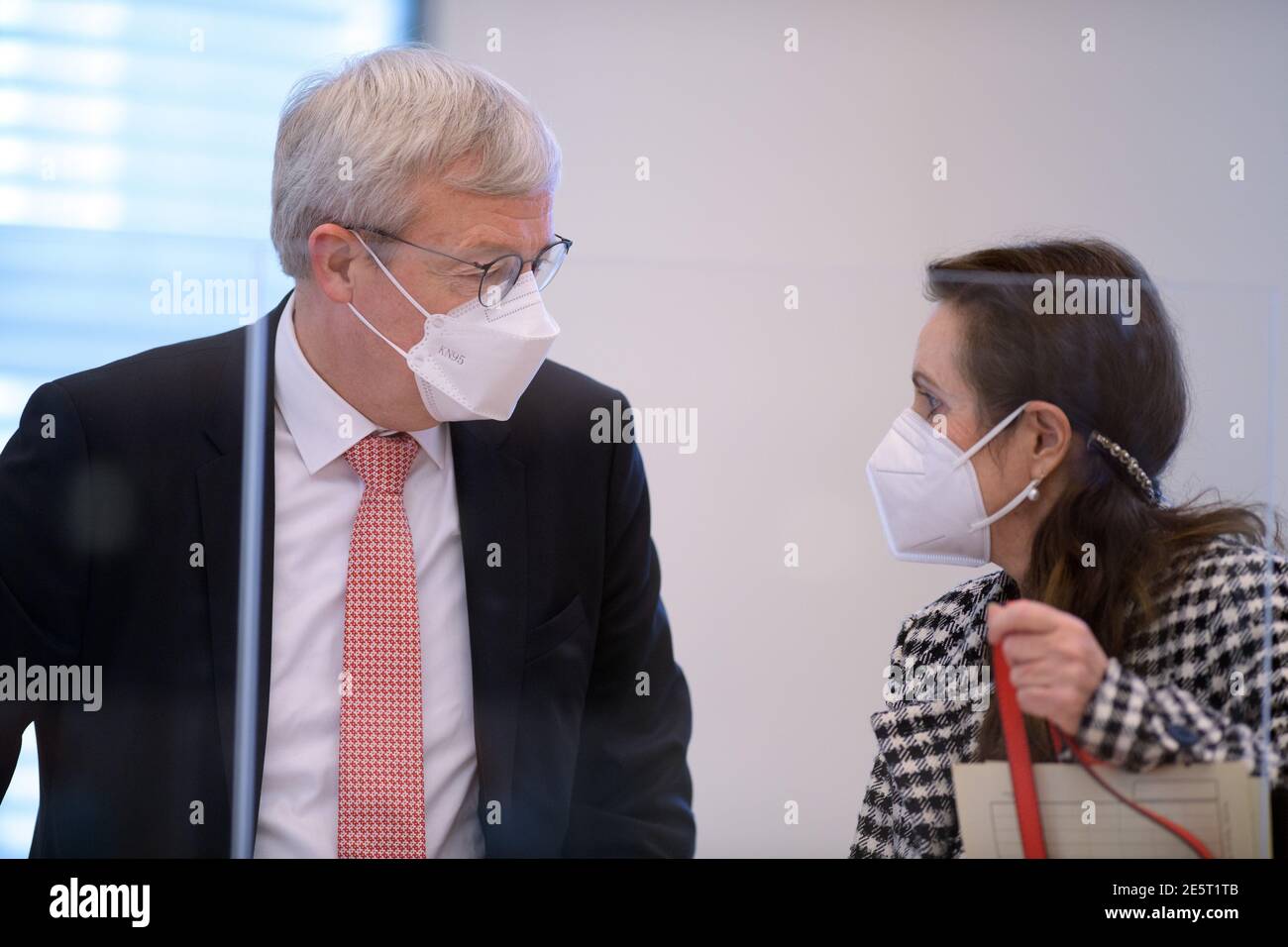 Potsdam, Deutschland. Januar 2021. Die Justizministerin Susanne Hoffmann (r, CDU) und der brandenburgische Minister für Infrastruktur und Raumordnung Guido Beermann (CDU) sprechen während der landtag-Sitzung. Quelle: Soeren Stache/dpa-Zentralbild/dpa/Alamy Live News Stockfoto