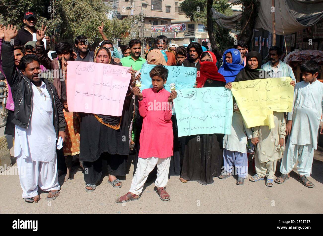 Die Einwohner von Husri veranstalten am Donnerstag, dem 28. Januar 2021, im Presseclub Hyderabad eine Protestdemonstration gegen die hohe Händigkeit einflussreicher Menschen. Stockfoto