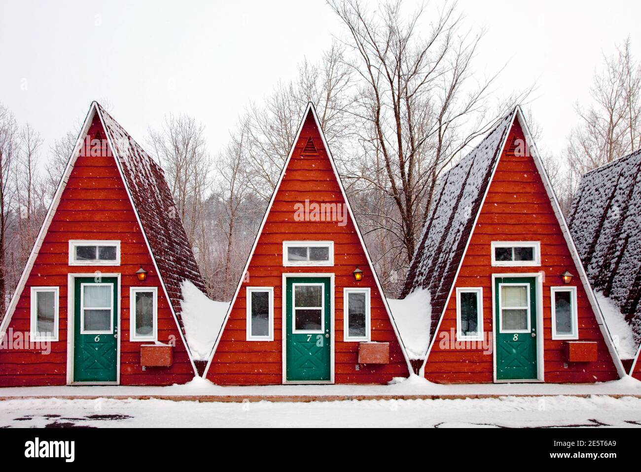 A-Frame Chalets mit Schneebesen in Saint Romuald, Quebec, Kanada Stockfoto