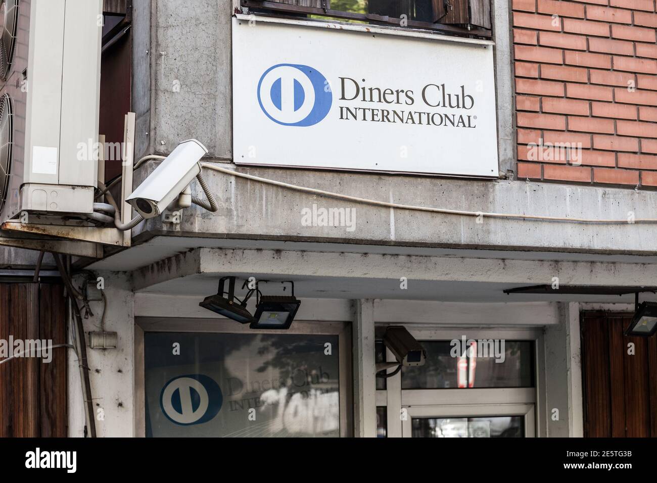 BELGRAD, SERBIEN - 8. JUNI 2019: Diners Club International Logo vor ihrem Büro für Serbien. Diners Club ist eine Charge Card und Kreditkarte kostenlos Stockfoto