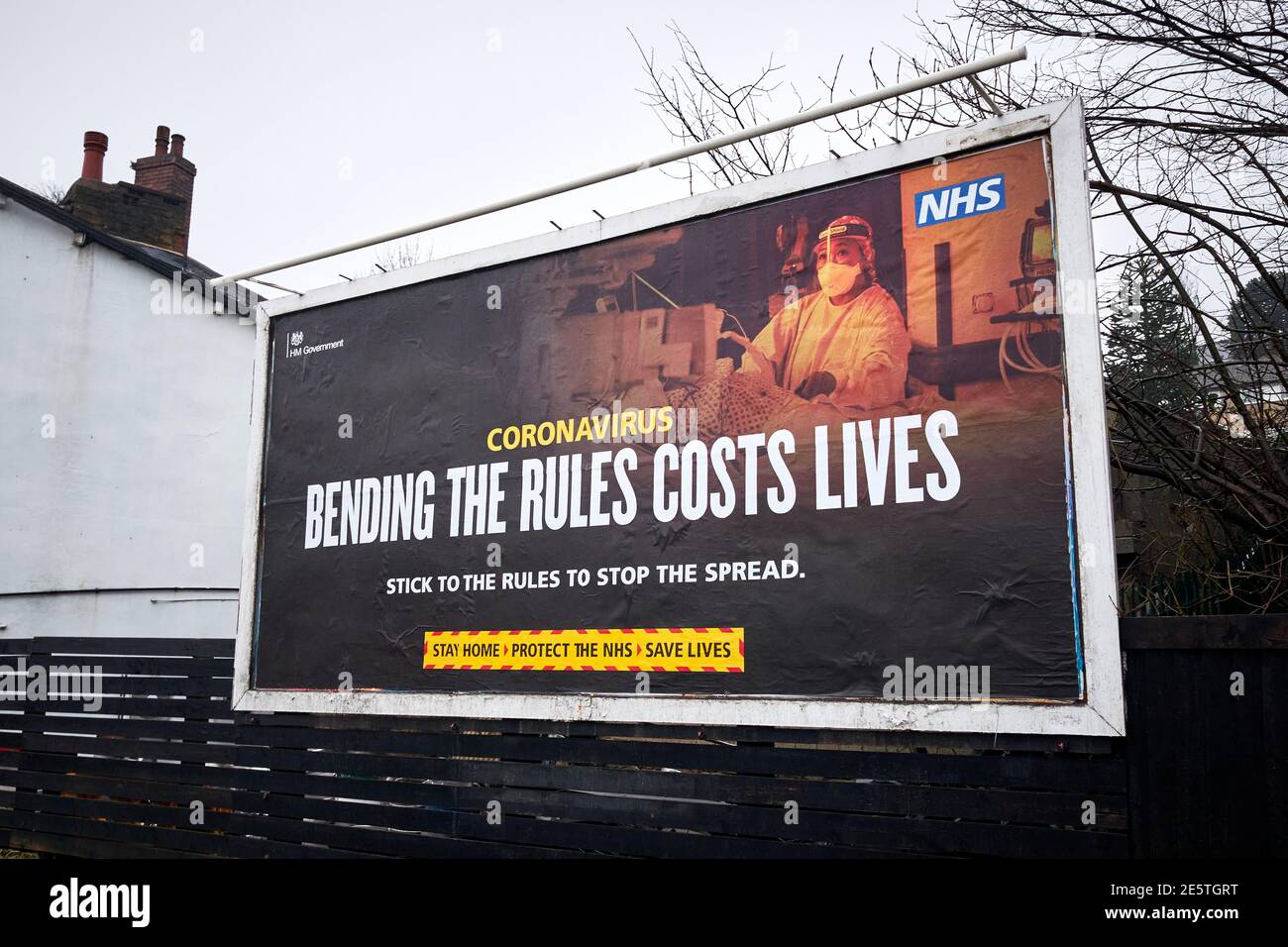 Eine Regierung und National Health Service Reklametafel Werbung über soziale Distanzierung und die Ausbreitung von Coronavirus in Shipley, West Yorkshire gesehen Stockfoto