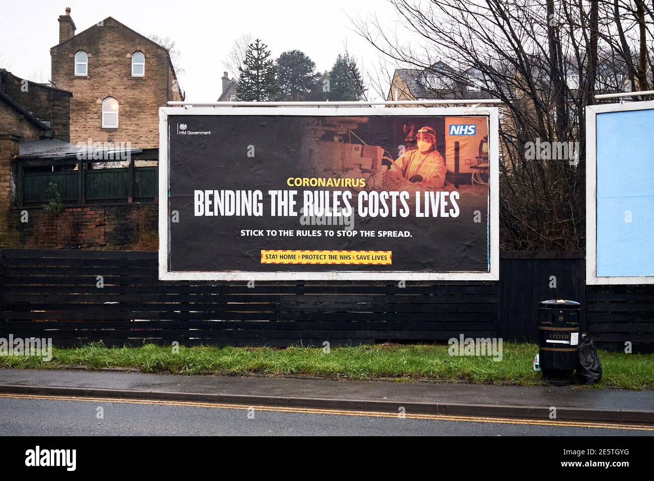 Eine Regierung und National Health Service Reklametafel Werbung über soziale Distanzierung und die Ausbreitung von Coronavirus in Shipley, West Yorkshire gesehen Stockfoto