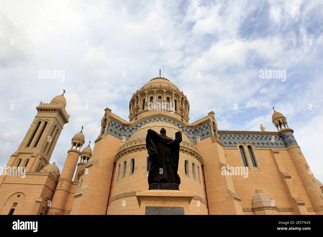 Ein Blick auf die neu restaurierte Notre Dame D'Afrique, oder Our Lady of Africa, Basilika in Algier 13. Dezember 2010. Die Basilika wurde am Montag nach einem vierjährigen Restaurierungsprojekt, das teilweise von der Europäischen Union finanziert wurde, offiziell wieder eröffnet. Die Kirche, die auf einem Vorgebirge mit Blick auf das Mittelmeer steht, wurde während der französischen Kolonialherrschaft in Algerien gebaut.REUTERS/Zohra Bensemra (ALGERIEN - Tags: RELIGION GESELLSCHAFT) Stockfoto