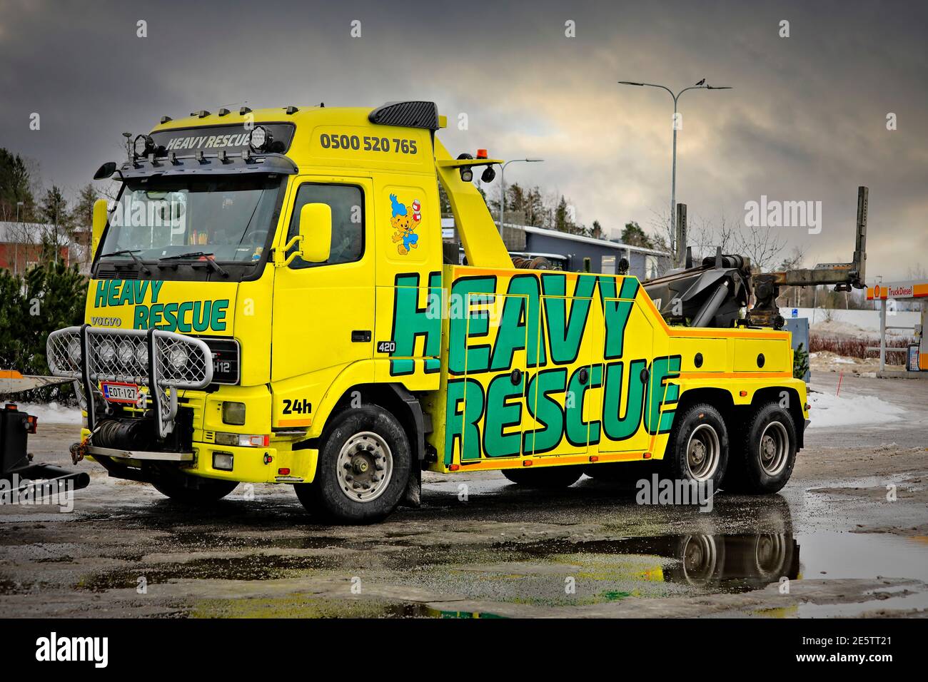 Volvo FH12 Schwerlast-Rückgewinnungsfahrzeug von Heavy Rescue Europe Oy, zum Abschleppen von Sattelschlepper geparkt am LKW-Stopp. Salo, Finnland. Januar 23 2021 Stockfoto