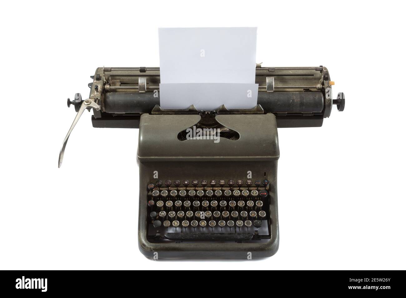 Alte Schreibmaschine und ein leeres Blatt Papier eingelegt. Stockfoto