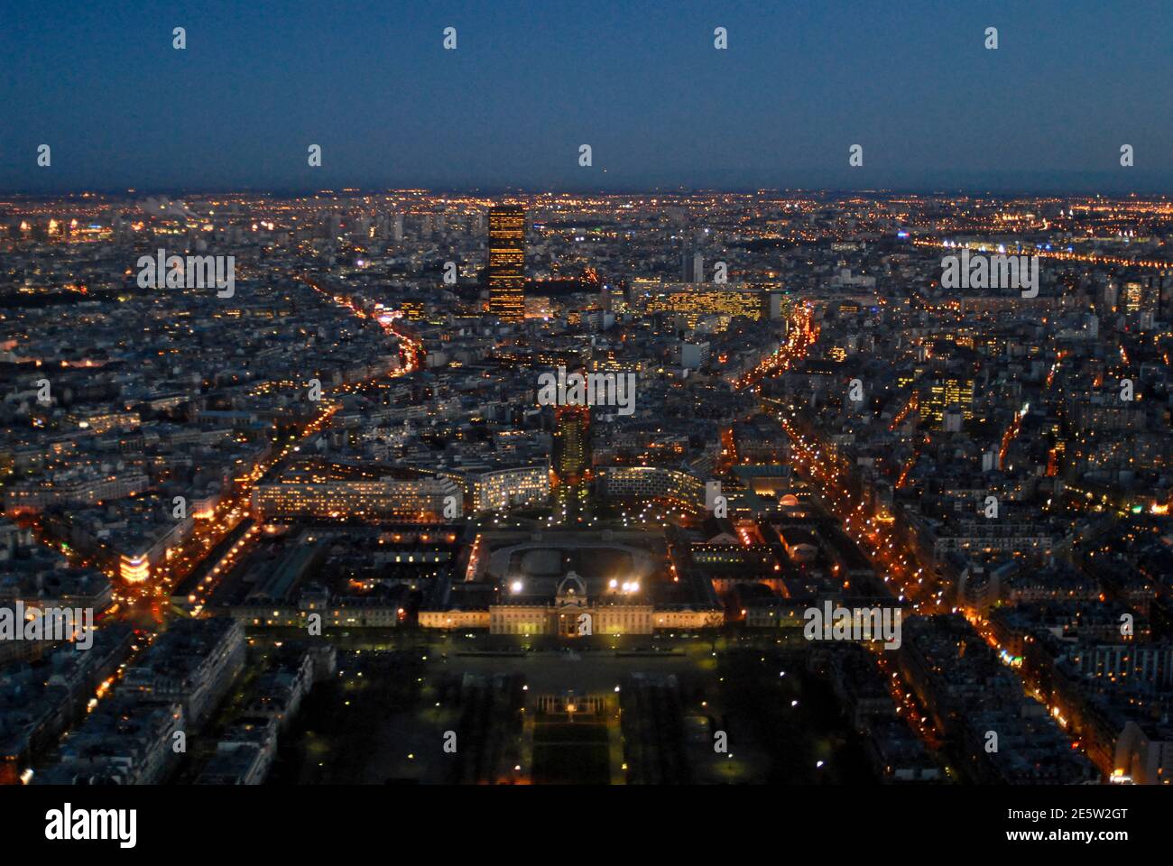 Panoramablick auf Paris vom Eiffelturm: Ecole Militaire und Montparnasse-Turm, Frankreich Stockfoto