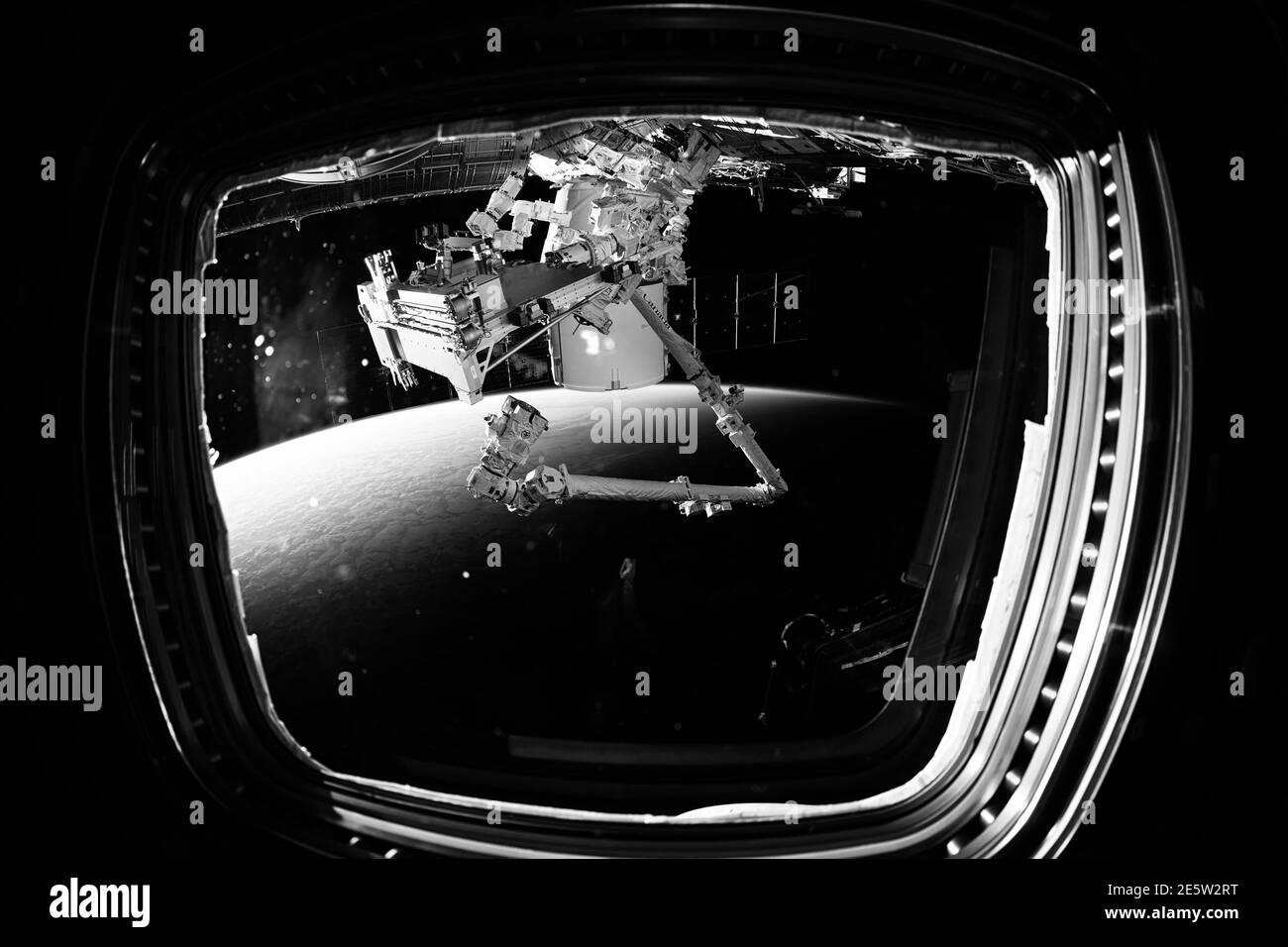 SpaceX Crew Dragon Raumschiff ist an der Raumstation angedockt. Elemente dieses Bildes, die von der NASA eingerichtet wurden. Stockfoto