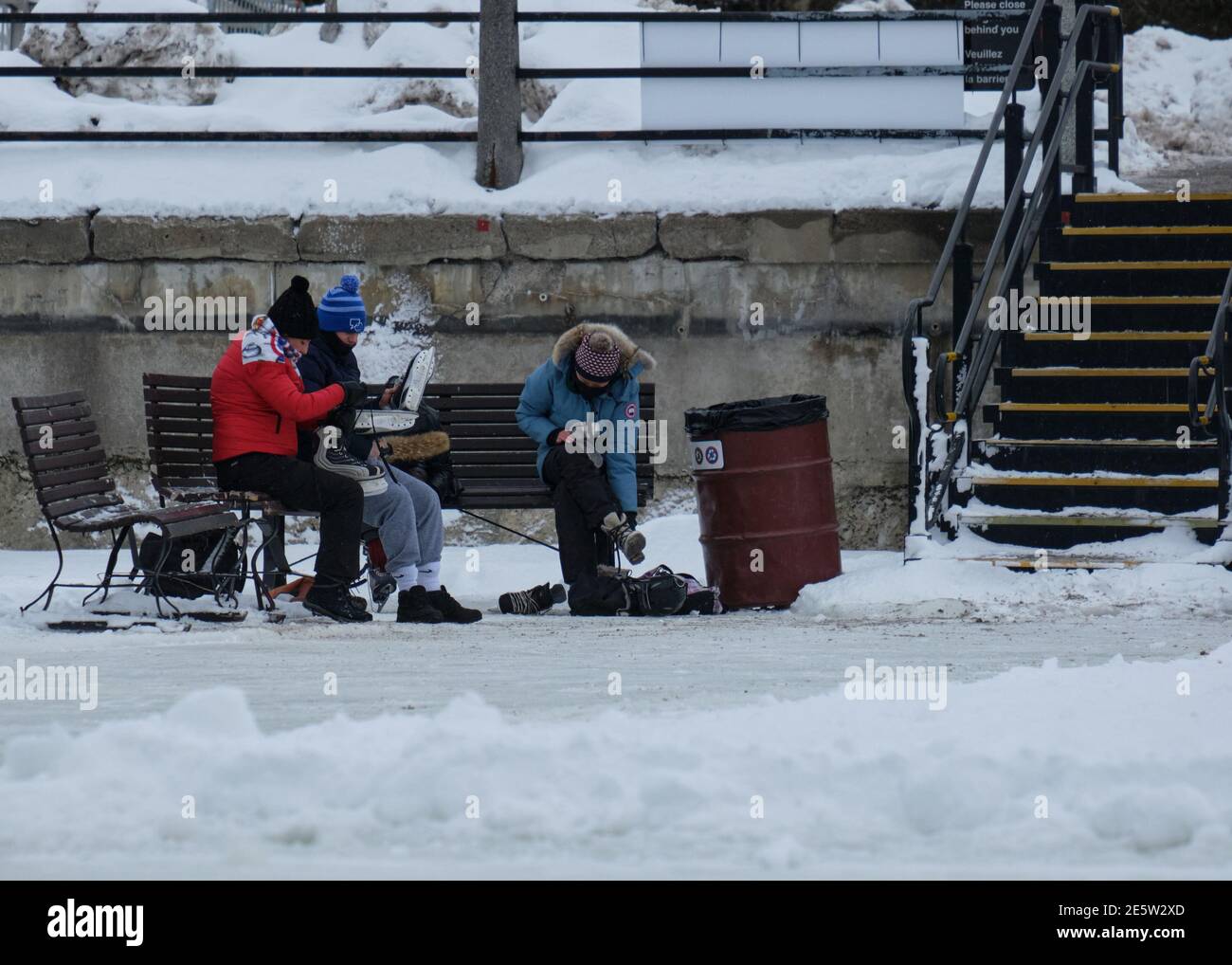 Ottawa, Kanada. Januar 2021. Hunderte von Menschen sind heute am Eröffnungstag des Rideau Canal Skateway in der kanadischen Hauptstadt auf das Eis gekommen. Ein 2,4 km langer Abschnitt der Skateway, ein UNESCO-Weltkulturerbe, wurde heute auf dem 7,8 km langen Eislaufweg durch die Stadt eröffnet. Aufgrund der laufenden Pandemic Restriction Einrichtungen wie Food Kioske und Skate Verleih sind für die diesjährige Saison geschlossen. Kredit: Meanderingemu/Alamy Live Nachrichten Stockfoto