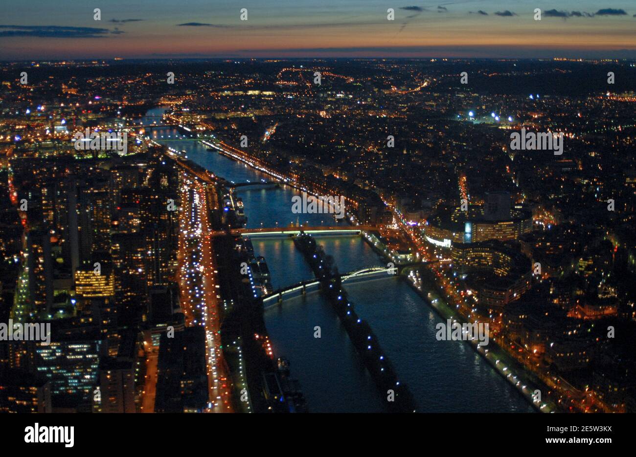 Panoramablick auf Paris vom Eiffelturm: Seine bei Sonnenuntergang, Frankreich Stockfoto