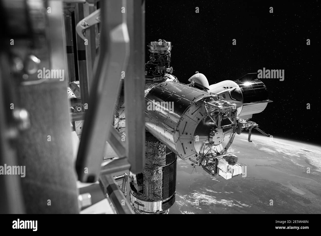 SpaceX Crew Dragon Raumschiff ist an der Raumstation angedockt. Elemente dieses Bildes, die von der NASA eingerichtet wurden. Stockfoto