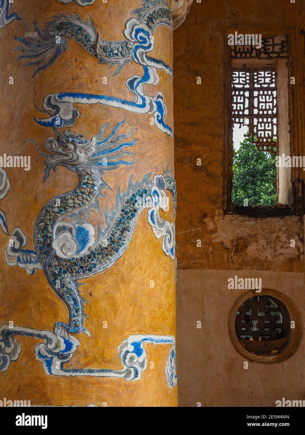 HUE, VIETNAM - 21. März 2017: Nahaufnahme der gelben Säule mit blauen Drachen in Hue Royal Tomb. UNESCO-Weltkulturerbe. Stockfoto