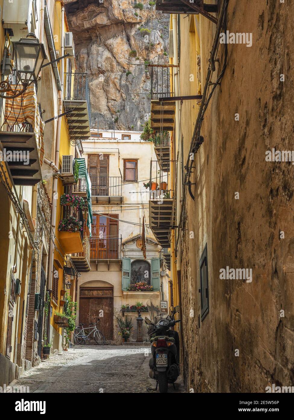 CEFALU, ITALIEN - 28. April 2017: Alte schmale Straße in der Stadt Palermo Provinz. Sonniger Tag. Stockfoto