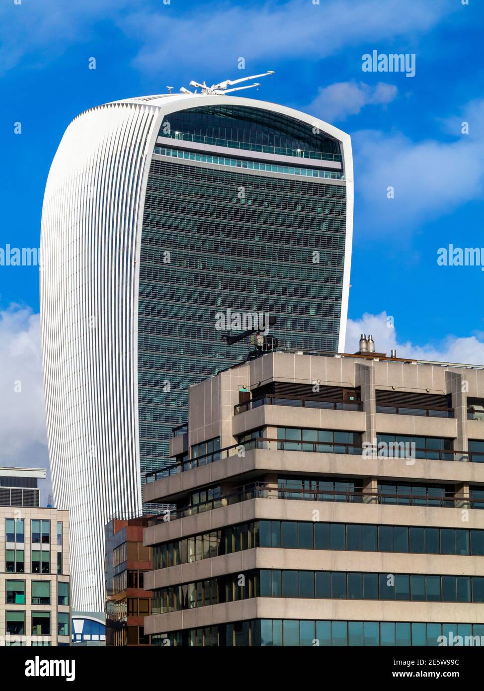 Blick auf die 20 Fenchurch Street oder das von Rafael Vinoly entworfene Bürogebäude Walkie Talkie in der City of London England mit weiteren Büros in der Nähe. Stockfoto