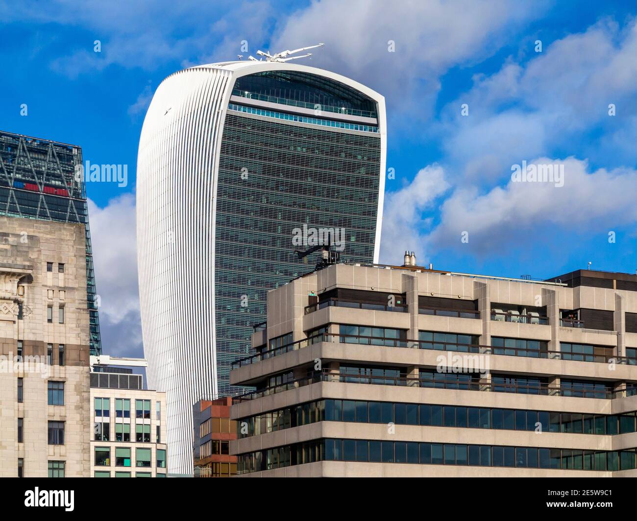 Blick auf die 20 Fenchurch Street oder das von Rafael Vinoly entworfene Bürogebäude Walkie Talkie in der City of London England mit weiteren Büros in der Nähe. Stockfoto