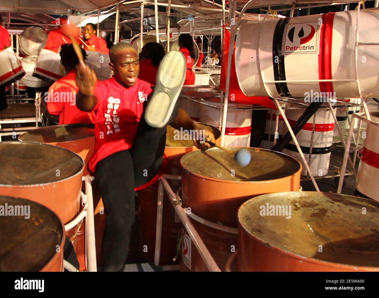 Petrotrin Siparia Deltones spielen Stahl Schlagzeug während die Pan  Trinbago nationale Panorama Finale im Queens Park Savannah, Port Of Spain,  späten 5. März 2011. Die Steelpan ist ein Musikinstrument, das aus Trinidad