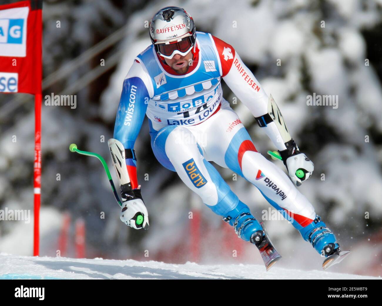 Silvan Zurbriggen der Schweiz macht eine Drehung beim alpinen Skifahren Training für die Herren Weltcup-Abfahrt in Lake Louise, Alberta 24. November 2011.    REUTERS/Mike Blake (Kanada - Tags: SPORT, Skifahren) Stockfoto