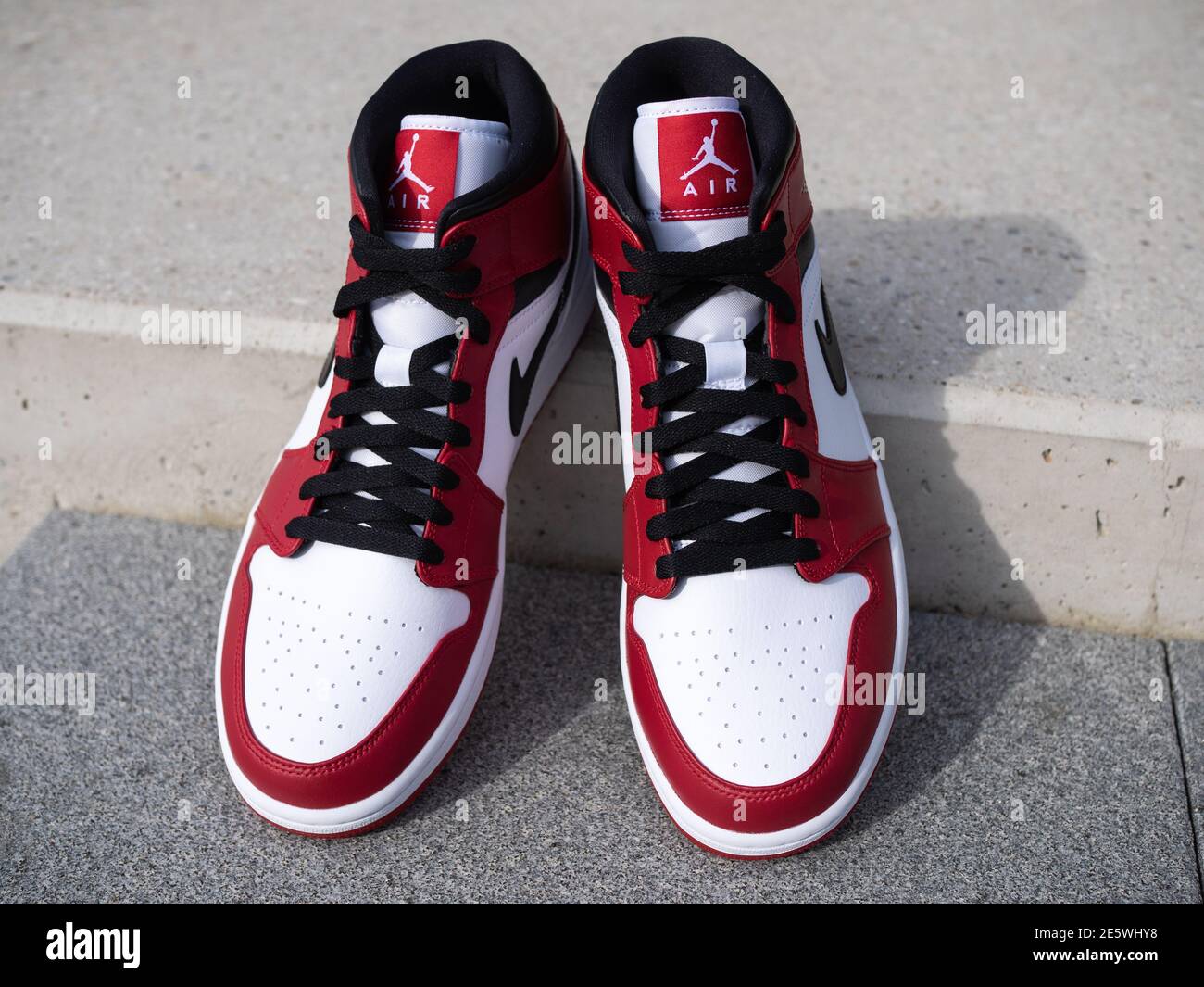 BLOTZHEIM, FRANKREICH - 6. NOVEMBER 2020 : Nike Air Jordan 1 Mid weiß/Turnschuh  rot-schwarz Stockfotografie - Alamy