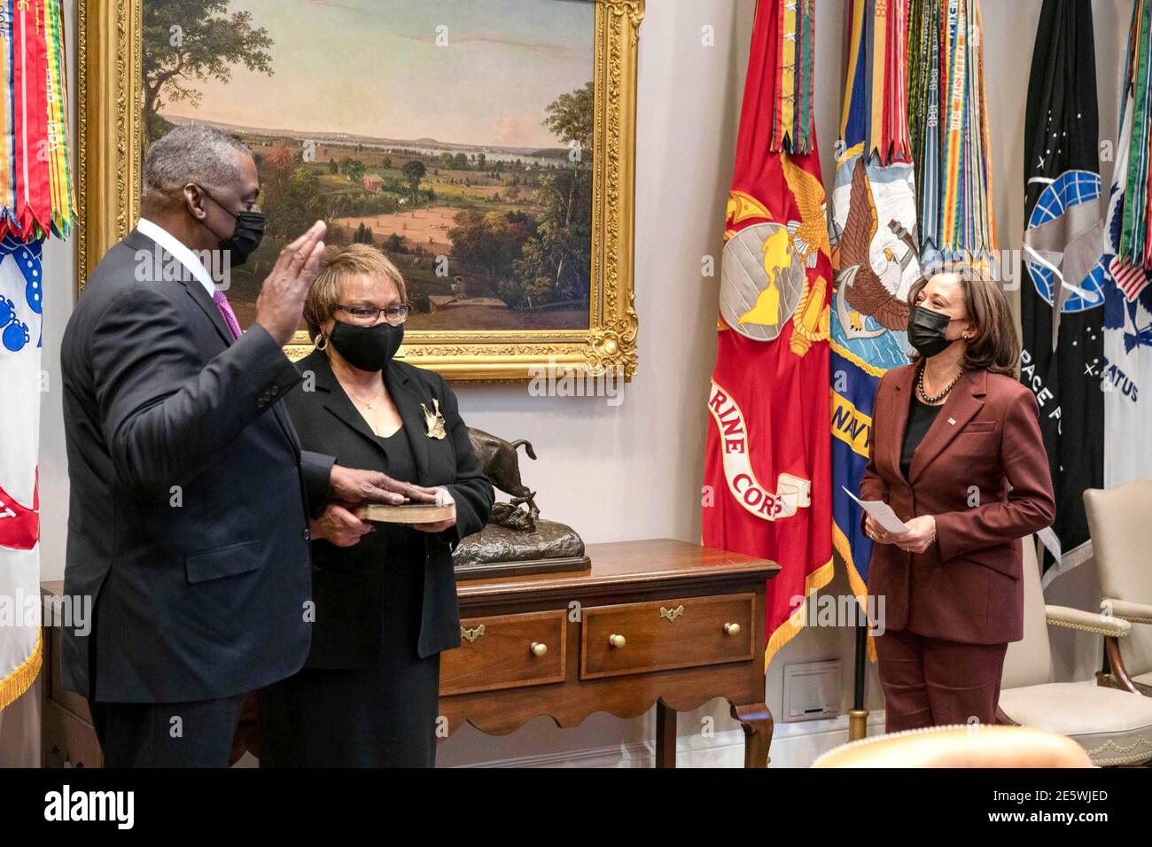 US-Vizepräsident Kamala Harris, rechts, führt eine feierliche Vereidigung des Verteidigungsministers Lloyd Austin durch, während seine Frau Charlene Banner am 25. Januar 2021 in Washington, DC, das Weiße Haus anschaut. Stockfoto