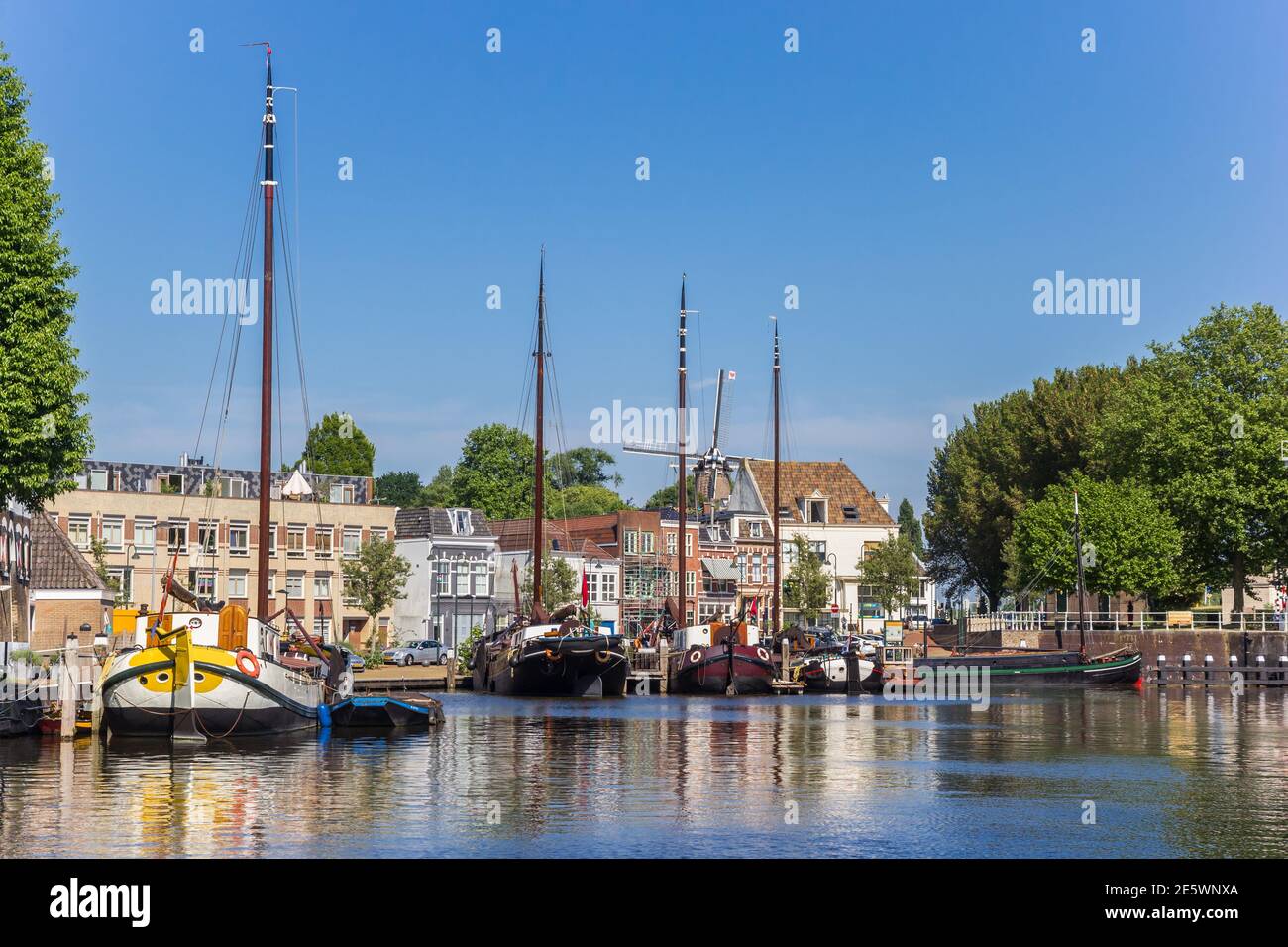 Historische Schiffe und alte Häuser im Hafen von Gouda, Niederlande Stockfoto