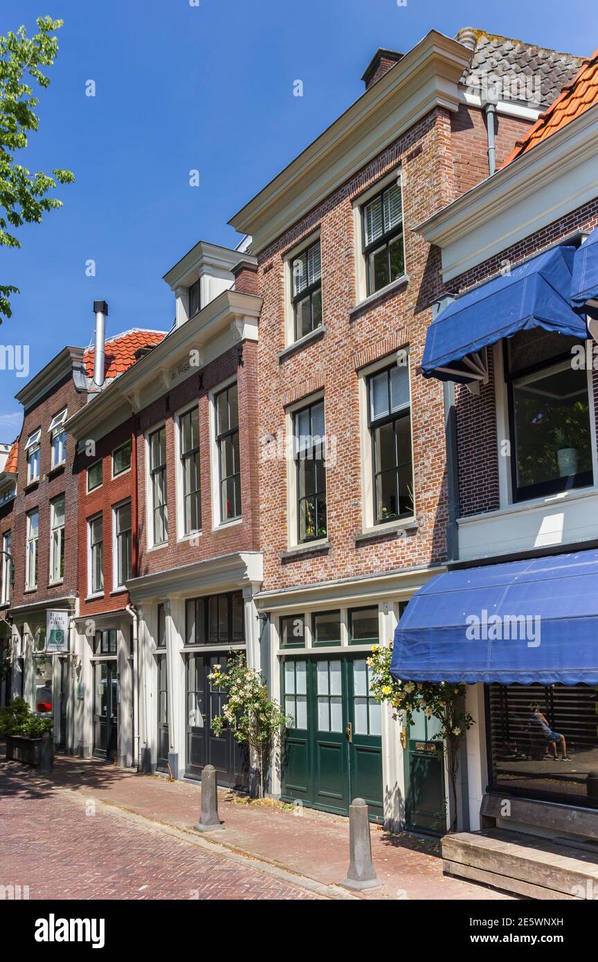 Straße mit alten Häusern im historischen Zentrum von Gouda, Niederlande Stockfoto