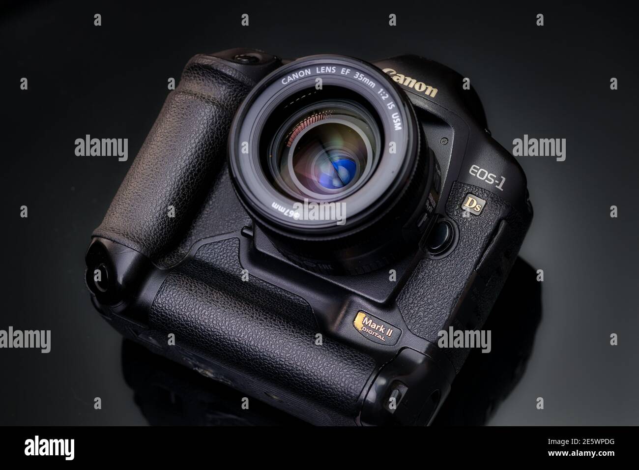 RUSSLAND, BARNAUL-21. NOVEMBER 2020: Canon EOS 1ds markieren 2 SLR-Kamera auf schwarzem Hintergrund Stockfoto