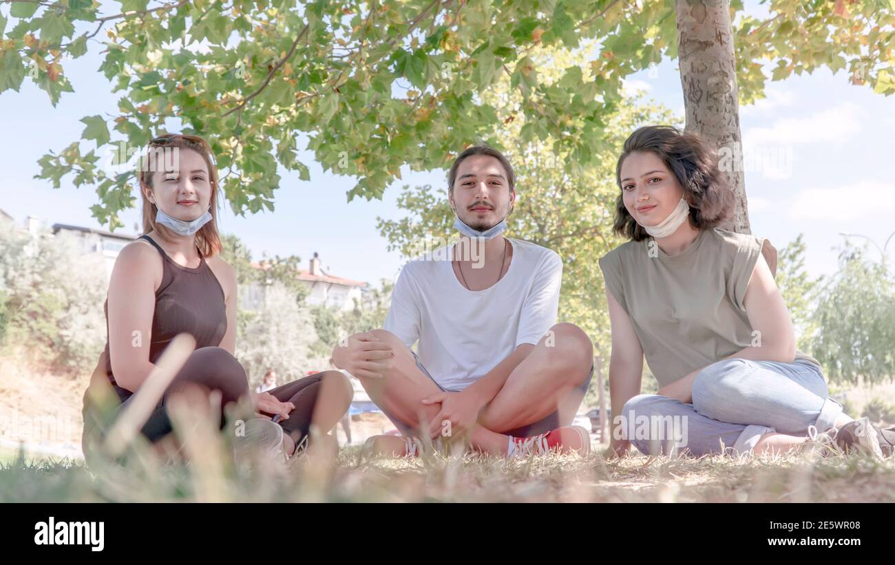 Treffen mit Freunden im Park während der Coronavirus-Epidemie. Stockfoto