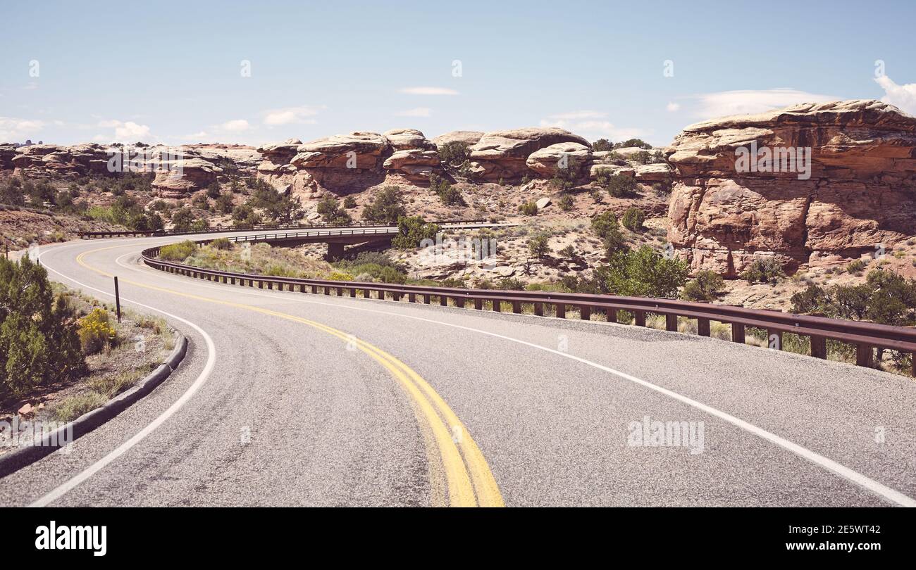 Retro getöntes Bild der Straßenbiegung im Canyonlands National Park, Utah, USA. Stockfoto
