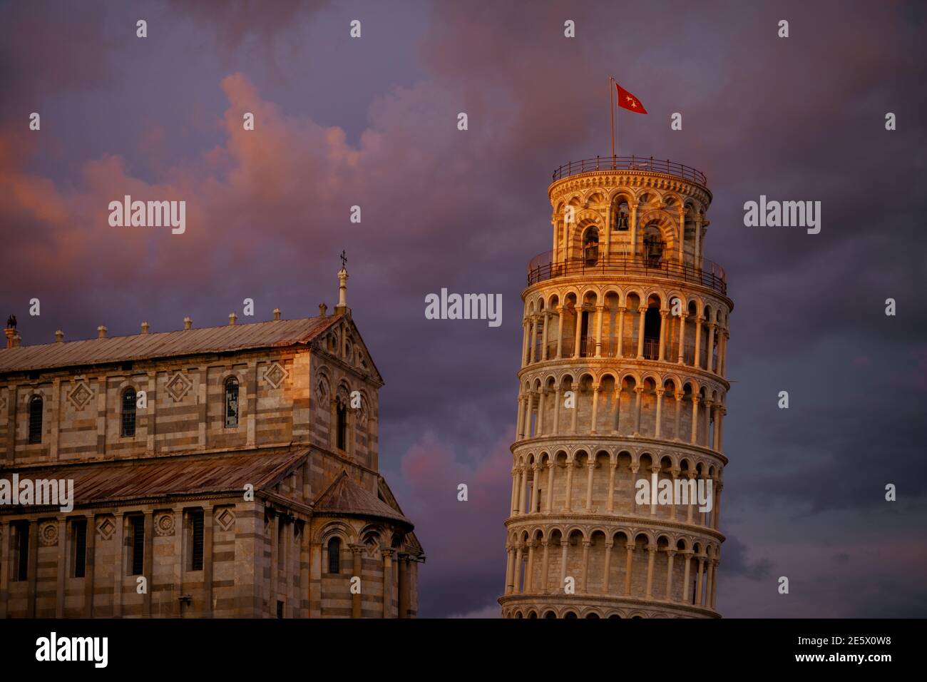 Mit Schiefen Turm und Cattedrale di Pisa in Pisa, Italien. Stockfoto