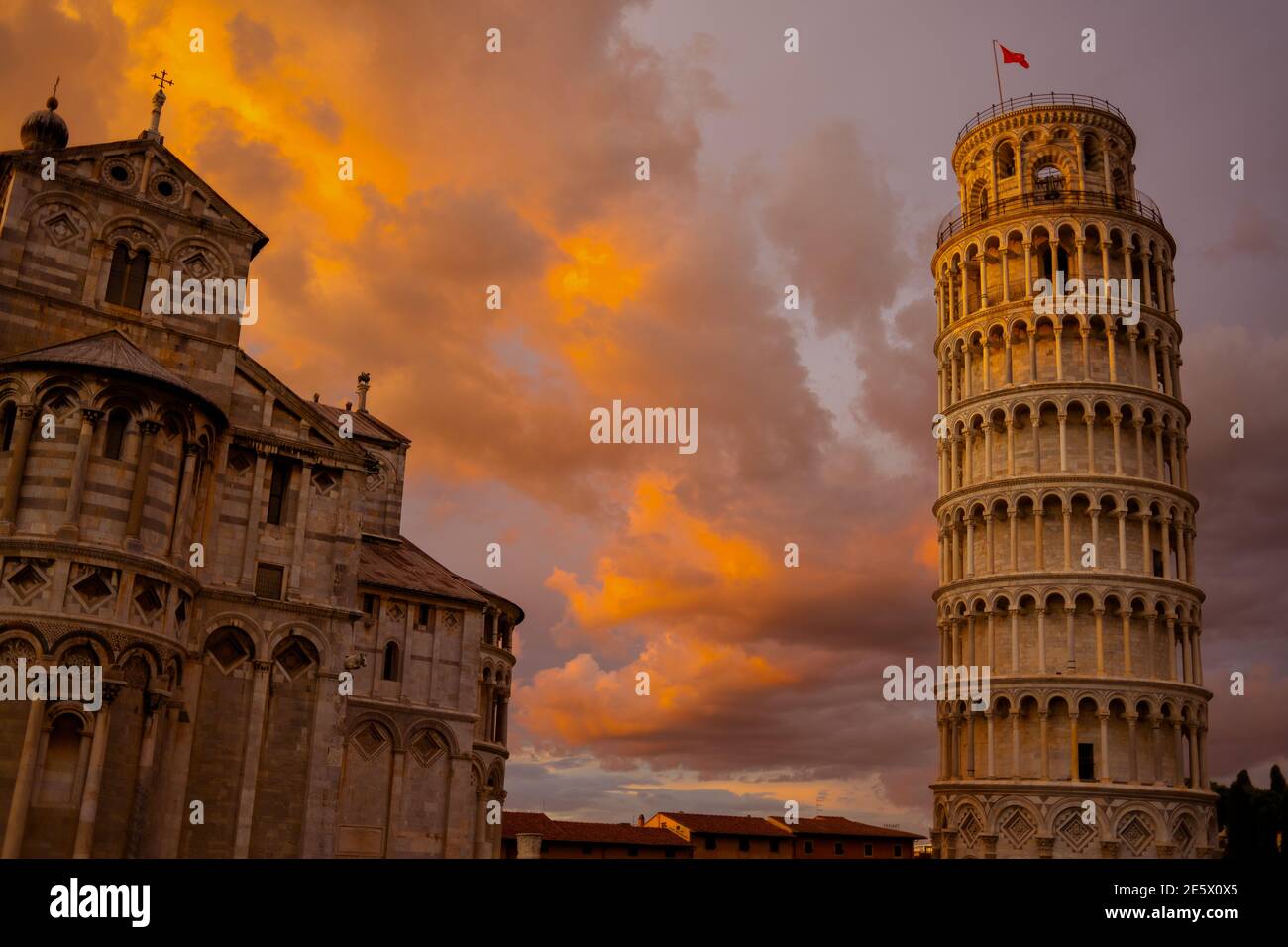 Mit Schiefen Turm und Duomo di Pisa in Pisa, Italien. Stockfoto