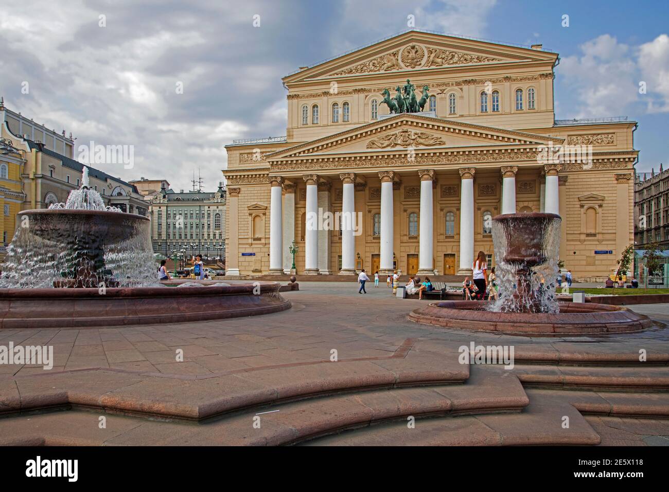 Neoklassizistische façade des Bolschoi-Theaters / Bolschoi-Theaters auf dem Teatralnaja-Platz im Bezirk Tverskoy der Stadt Moskau, Russland Stockfoto