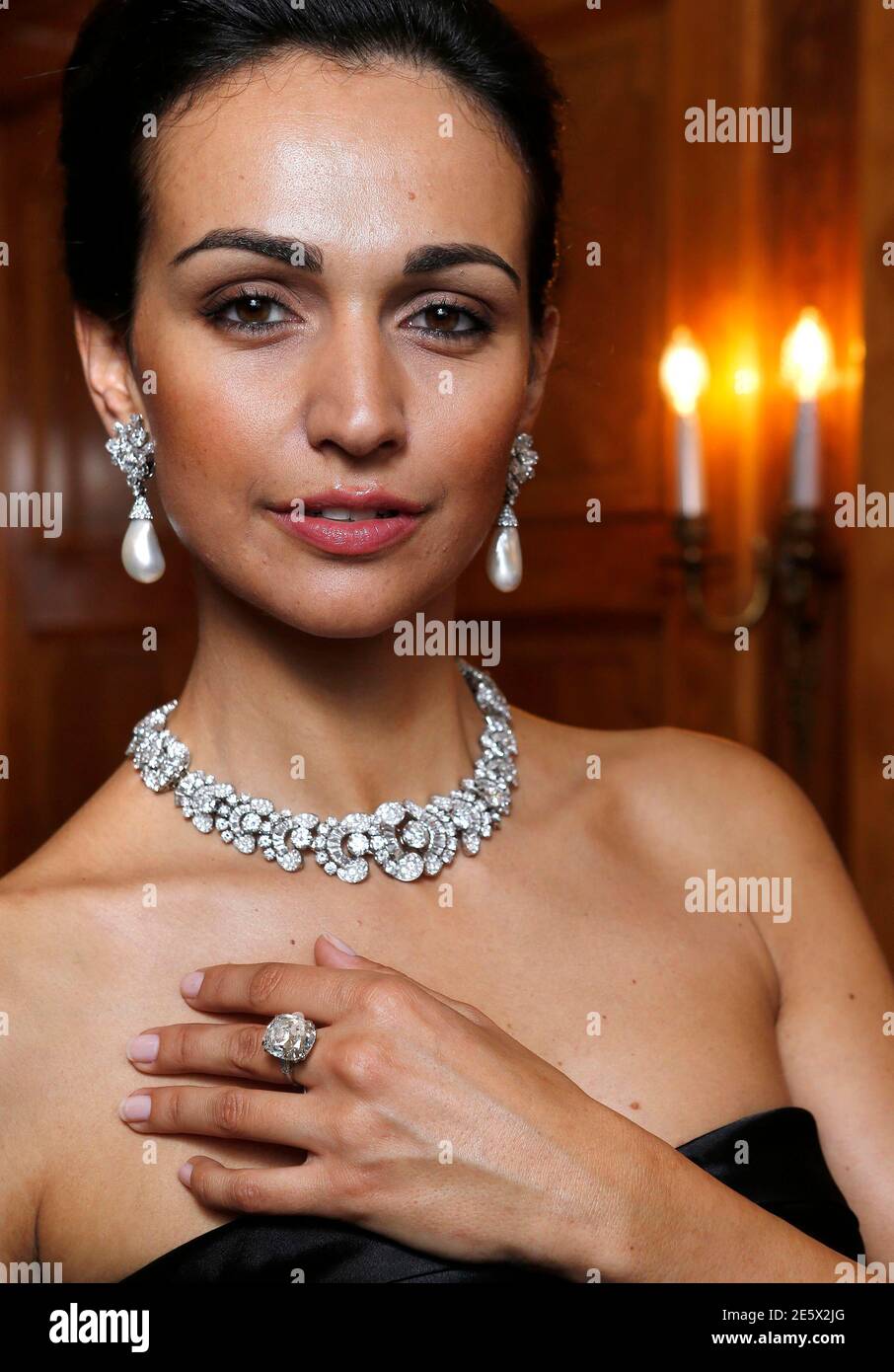 Ein Model trägt eine Diamant-Halskette/Armband von Bulgari (1954) einer  echten Perle und Diamant Anhänger earrings(1962) und ein Diamant-Ring  (1962) während einer Auktion bei Sotheby es in Genf 7. Mai 2013 Vorschau.  Einige