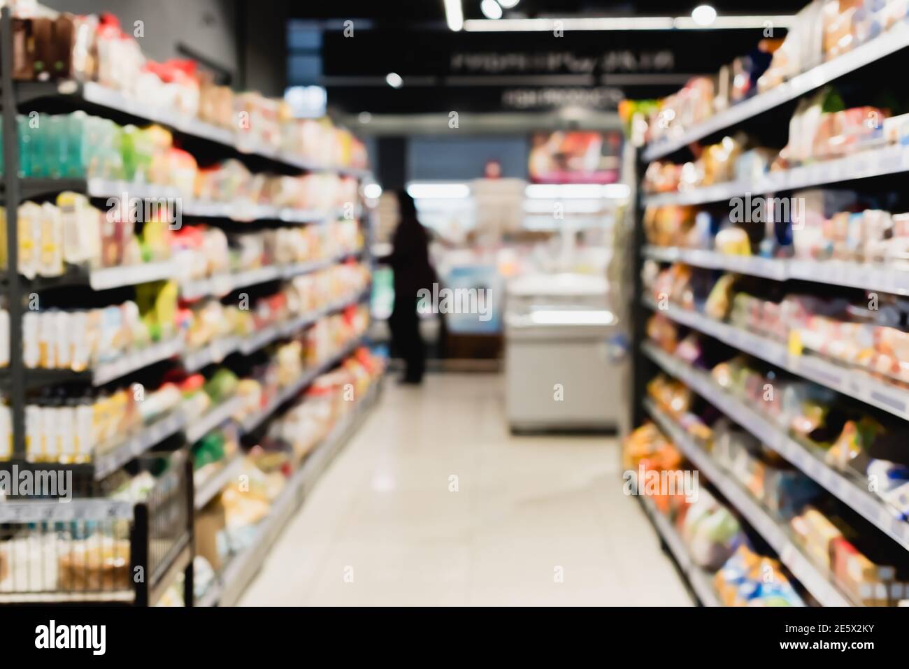 Verschwommener Hintergrund von Lebensmitteln in den Regalen im Supermarkt Stockfoto