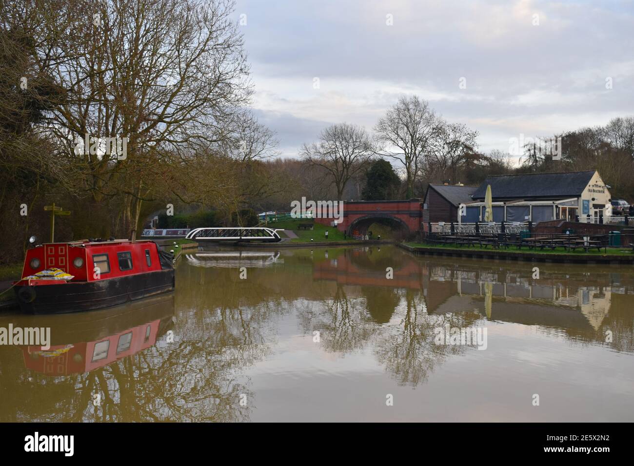 Foxton Schleusen auf dem Grand Union Canal in der Nähe des Market Harborough. An einem geschäftigen Tag helfen einige Schleusenwärter Bootsfahrern, sich durch eine Treppe mit Schleusen zu arbeiten. Stockfoto