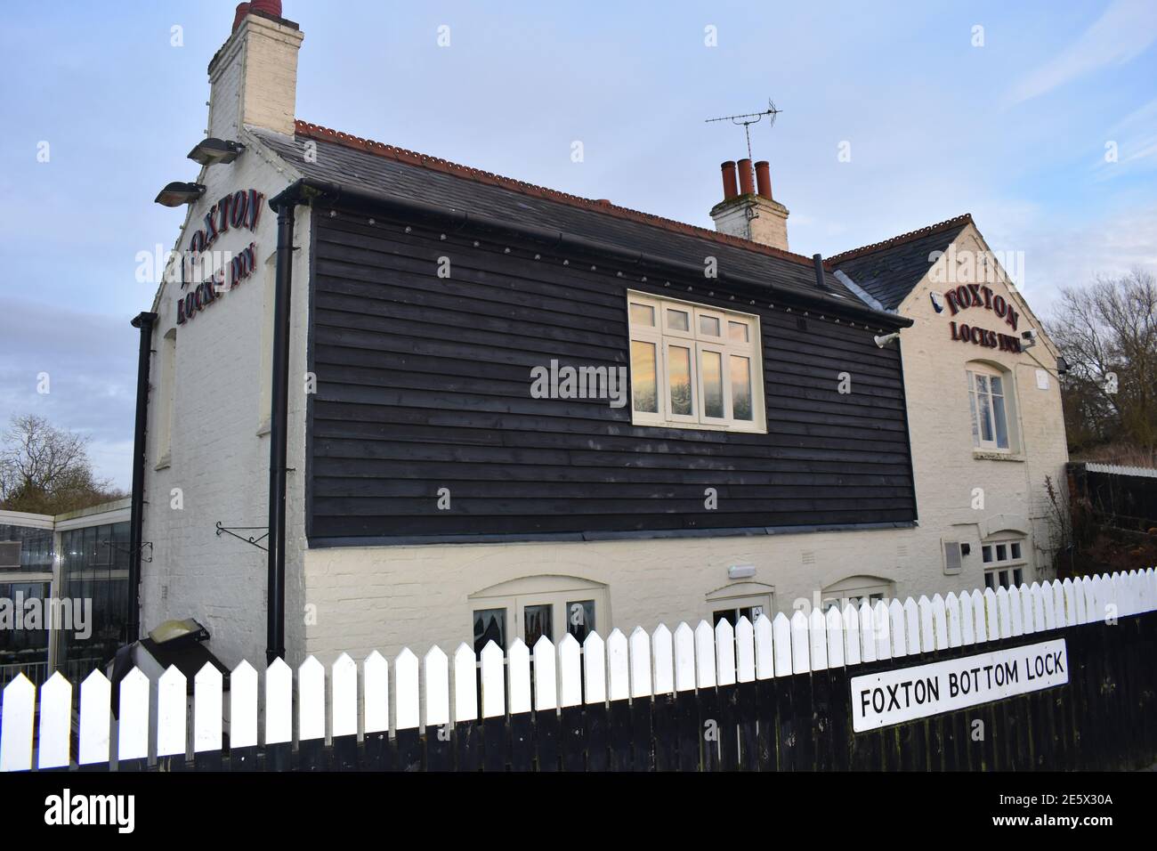 Das Foxton Locks Inn ist ein Gewinner des Leicestershire Tourism Best Pub Award Es ist gut besucht im Sommer Mit Biergarten, der Hunderte beherbergt Stockfoto