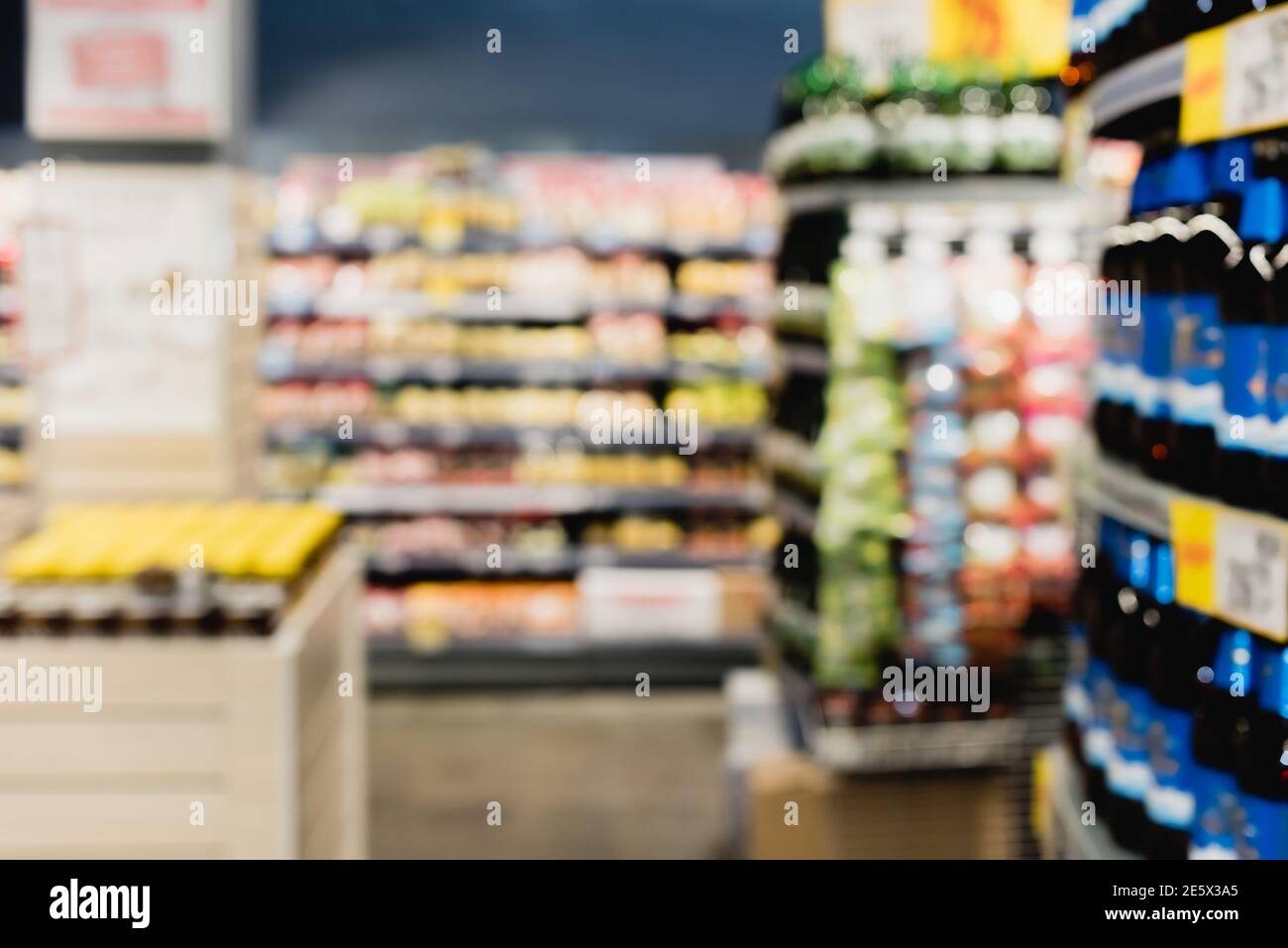 Verschwommener Hintergrund von Lebensmitteln in den Regalen im Supermarkt Stockfoto