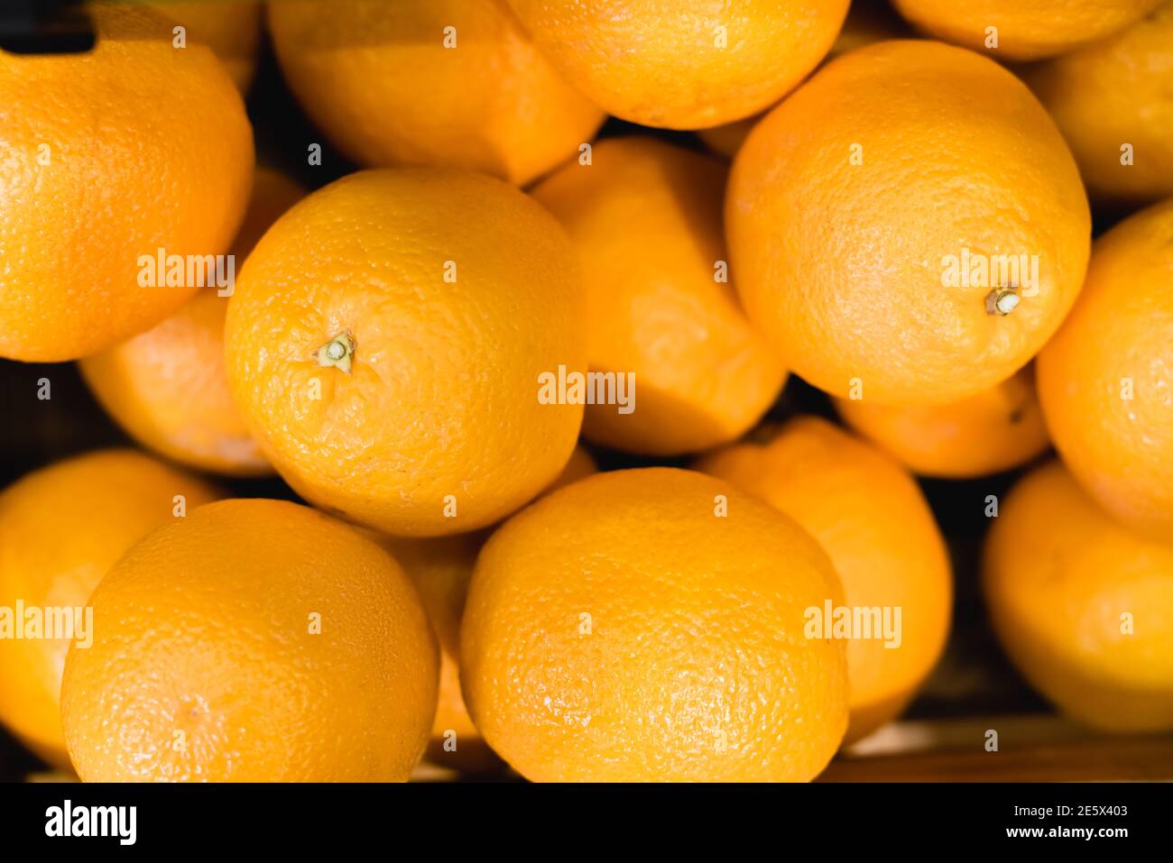 Blick von oben auf Bio-Orangen im Supermarkt Stockfoto