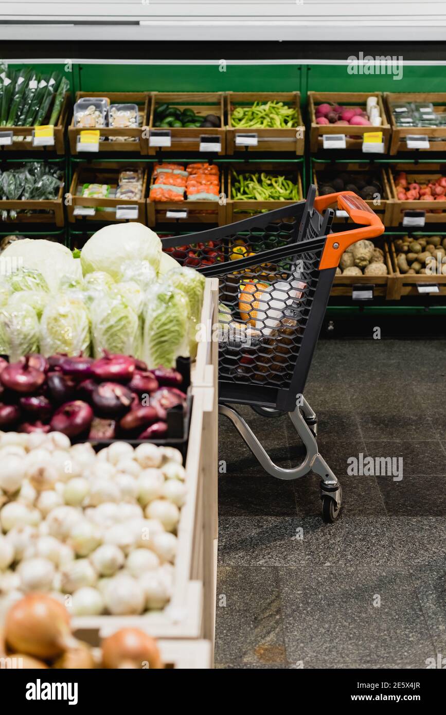 Warenkorb bei frischem Gemüse auf verschwommenem Vordergrund im Supermarkt Stockfoto