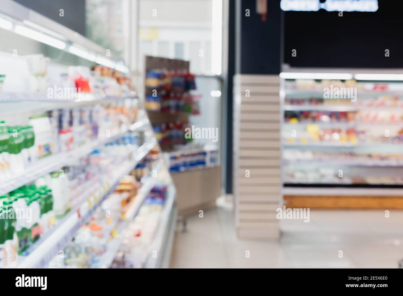 Verschwommener Hintergrund von Theken mit Lebensmitteln im Supermarkt Stockfoto