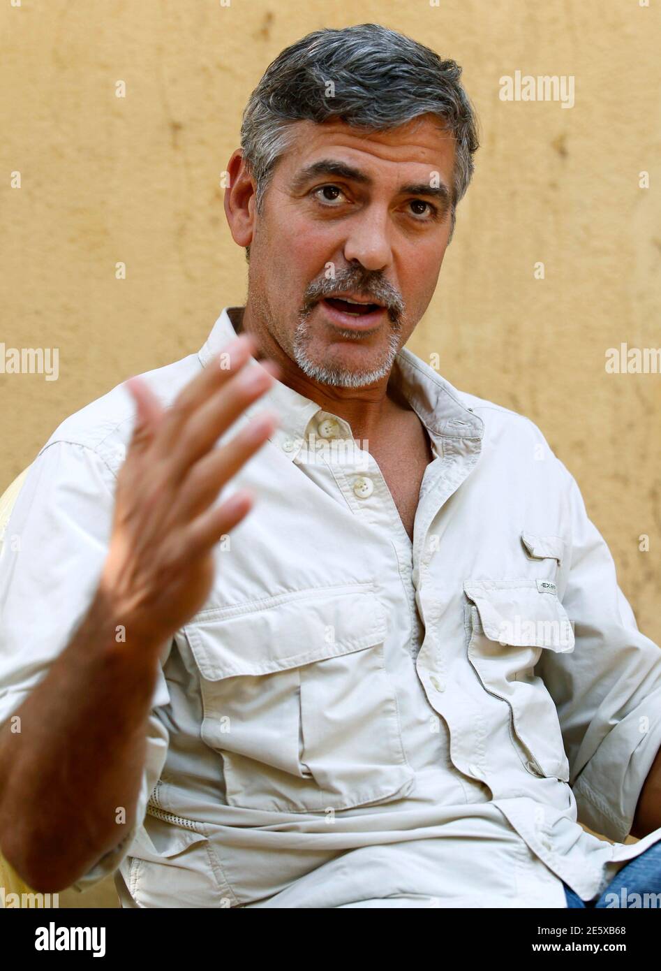 Schauspieler George Clooney Gesten in einem Interview mit Reuters im südlichen Sudan Hauptstadt Juba, 8. Januar 2011. REUTERS/Thomas Mukoya (SUDAN - Tags: Profil-Unterhaltung) Stockfoto